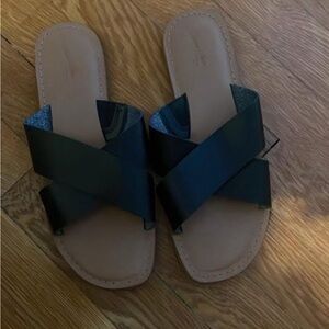 Universal Thread Black and Tan Slide Sandals
